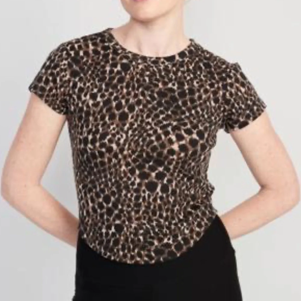 Old Navy Cropped Animal Print T-Shirt - Picture 3 of 5